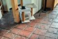 Rood geprinte betonvloer in een woning