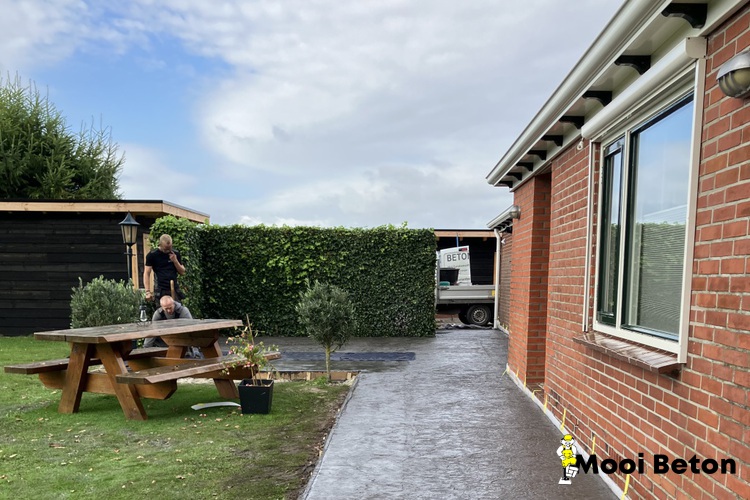 Terras met tuinpad in Blijham